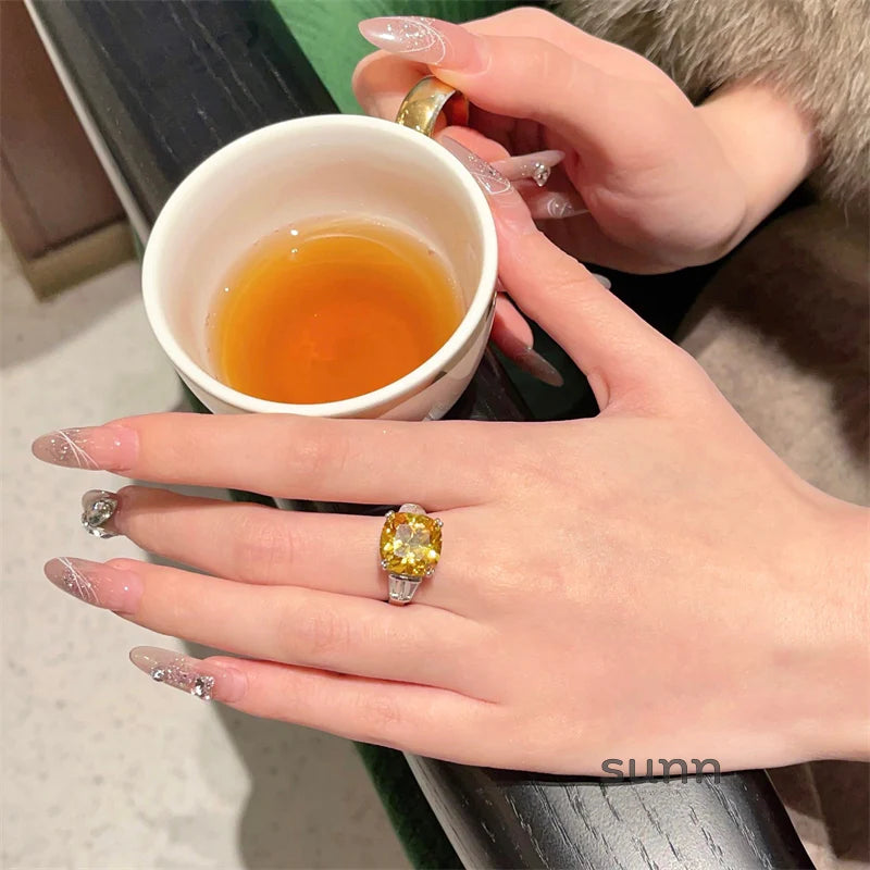 Haset Elegant Teardrop Ring