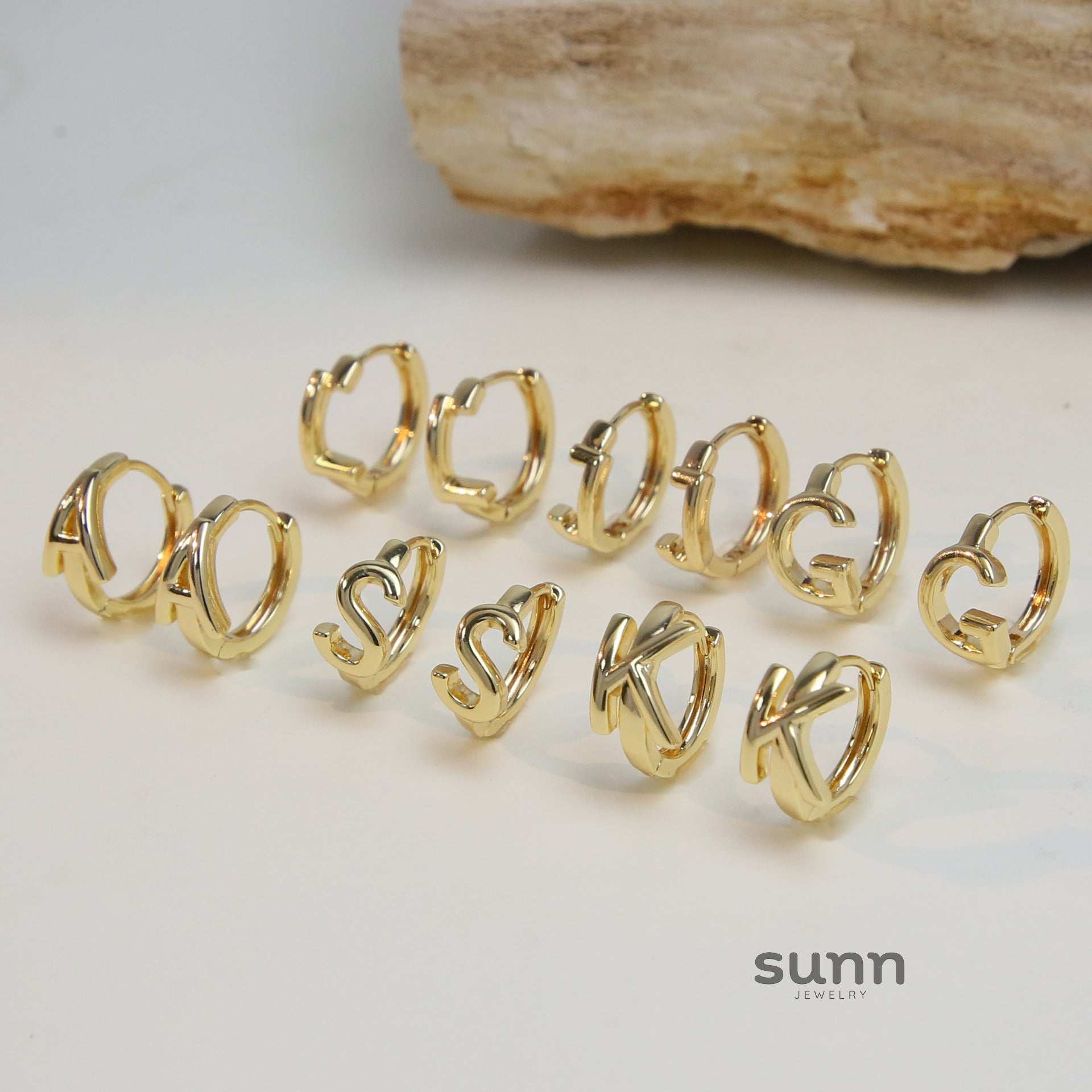 Haylee Gold Letter Stud Earrings [VB80EZYT]