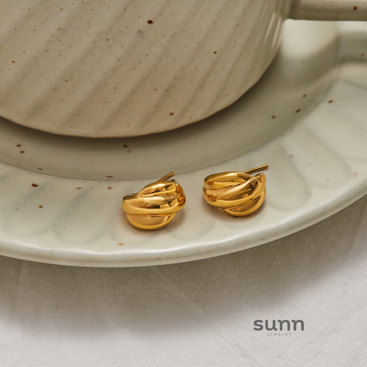 Haylie Sculpted Pearl Hoops [3RYGLMHK]
