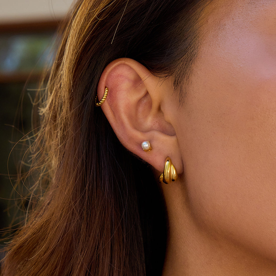 Haylie Sculpted Pearl Hoops [9V9ROZHN]