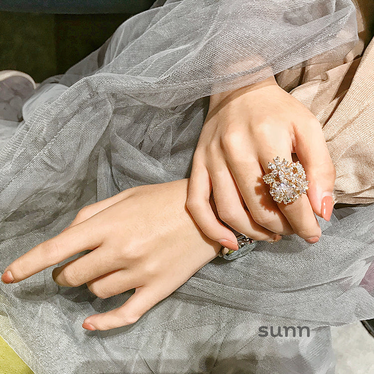 Hinda Sparkle Bloom Ring