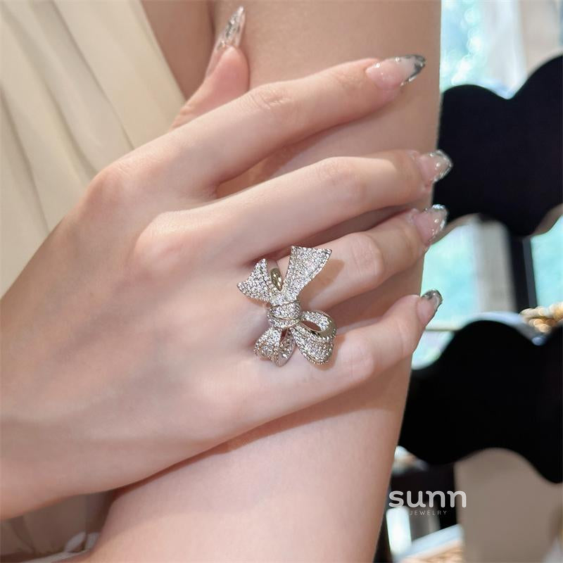 Hollie Dazzling Bow Ring [6Y0VDN49]