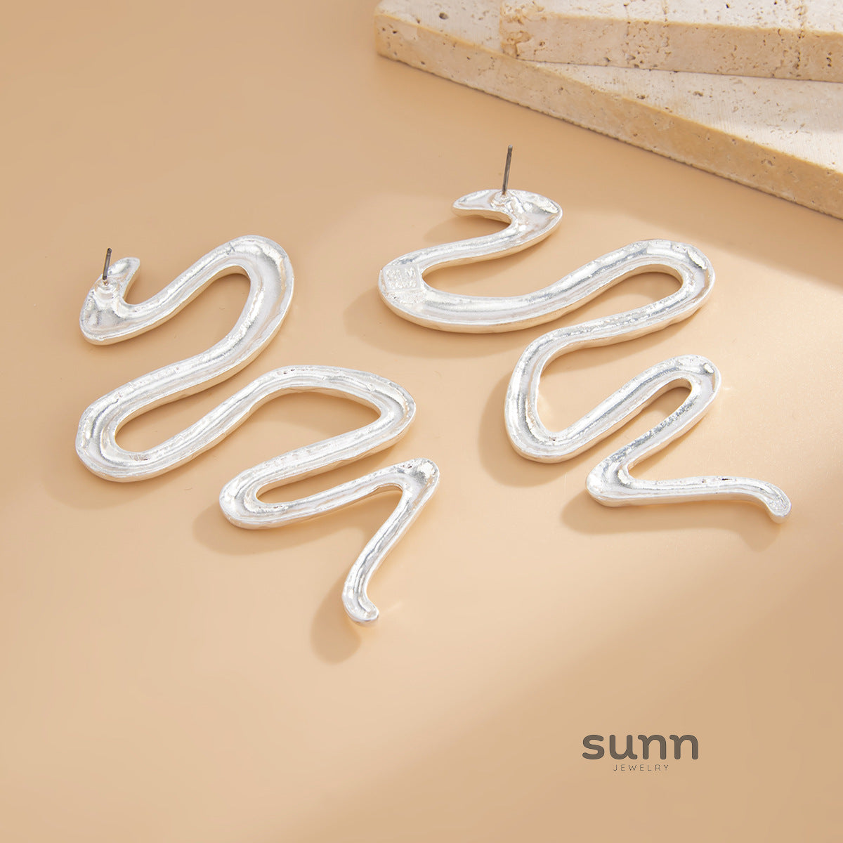 Hollis Serpent Curve Earrings [MLEAWACB]