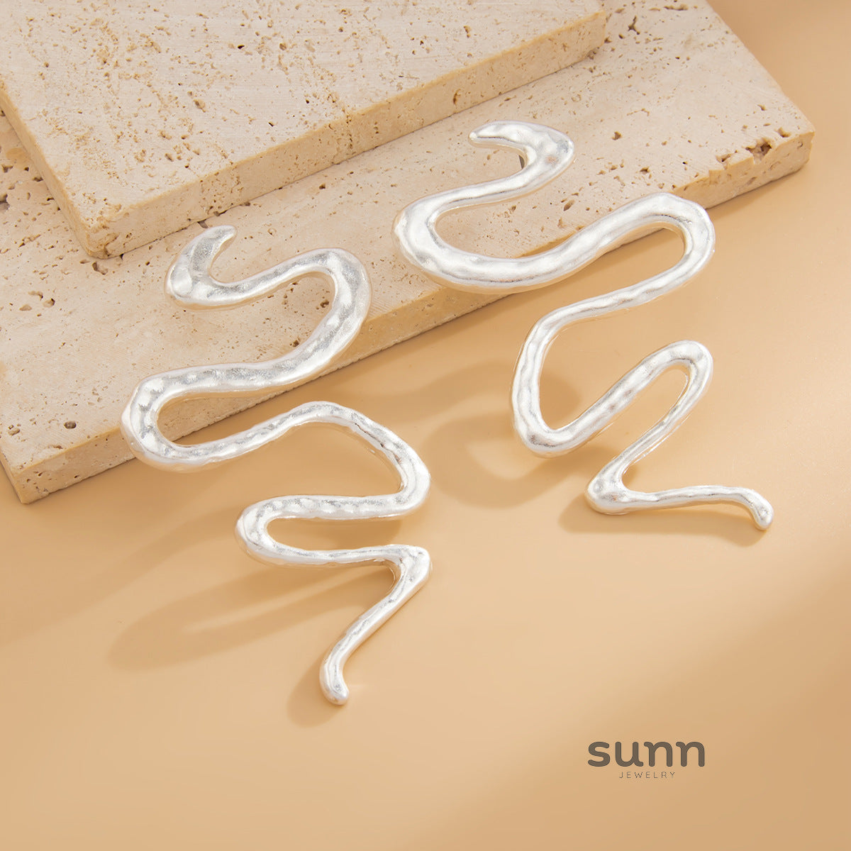 Hollis Serpent Curve Earrings [96RJ7I5T]