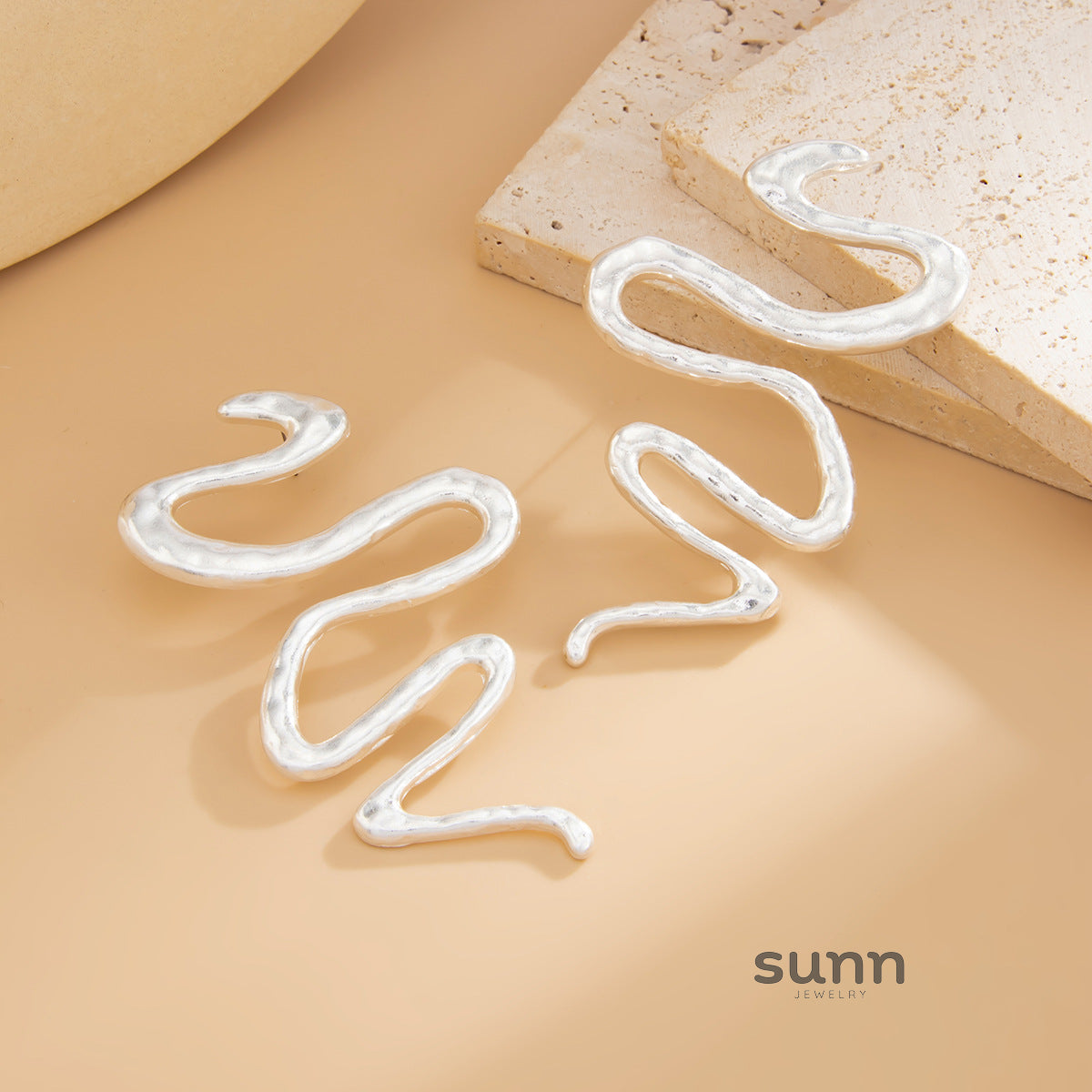 Hollis Serpent Curve Earrings [NZE91S2D]