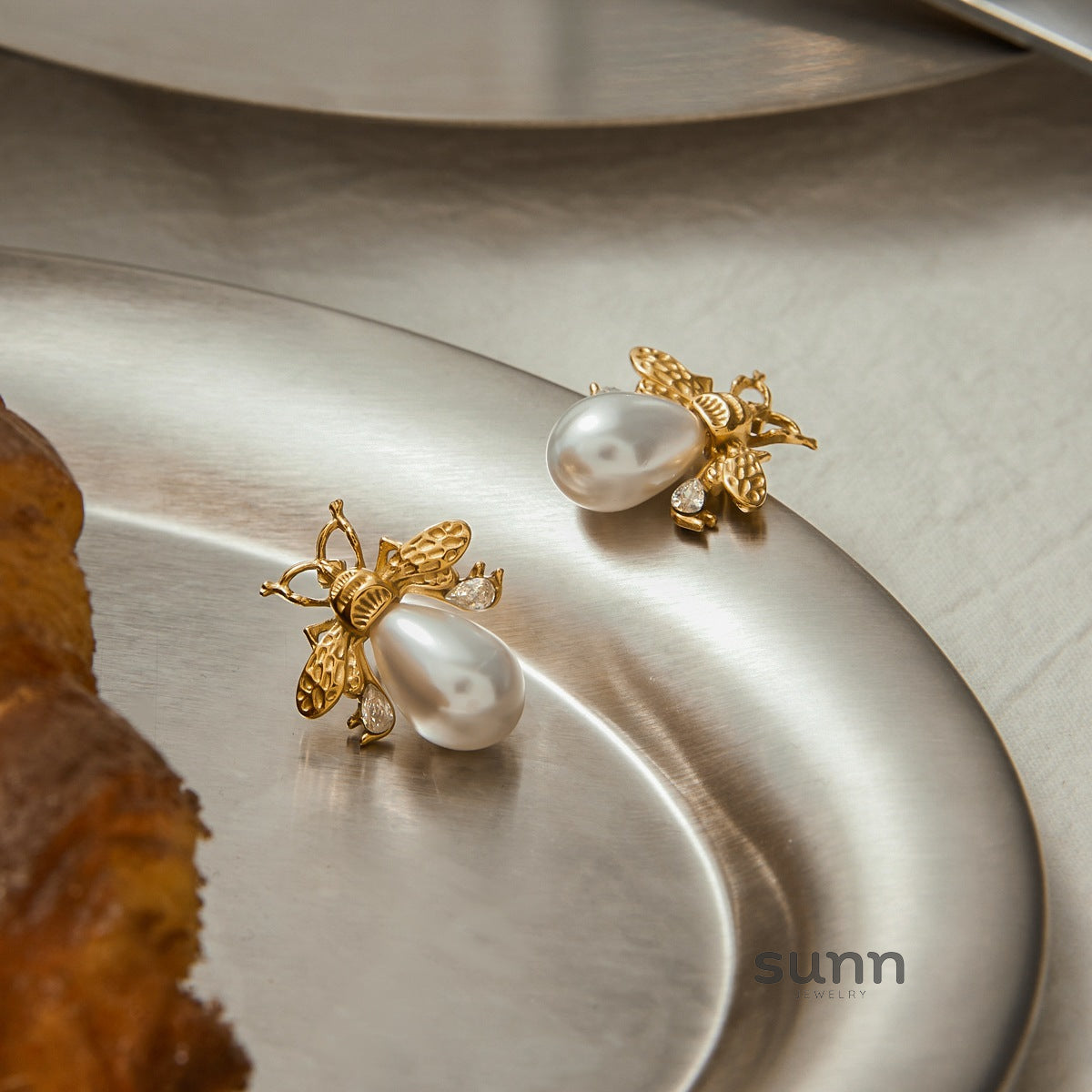 Honey Geometric Pearl Earrings [7AJQ02WQ]