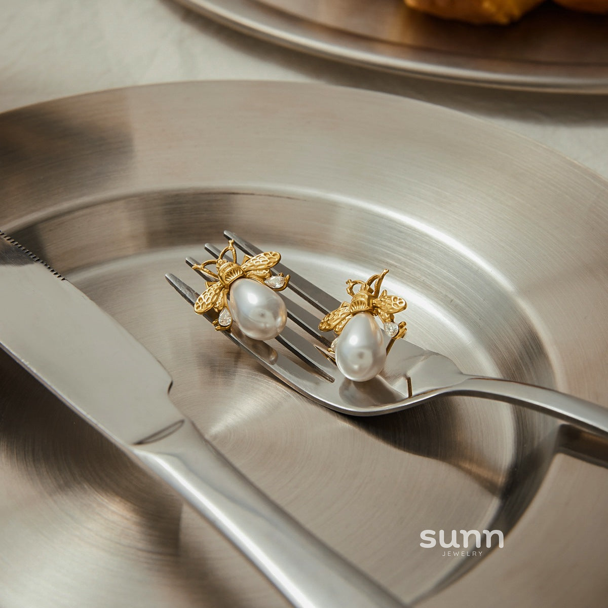 Honey Geometric Pearl Earrings [BR2AJZX6]