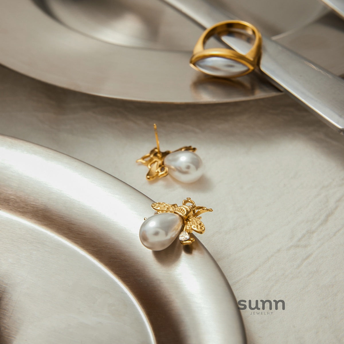 Honey Geometric Pearl Earrings [1RIGNC2R]