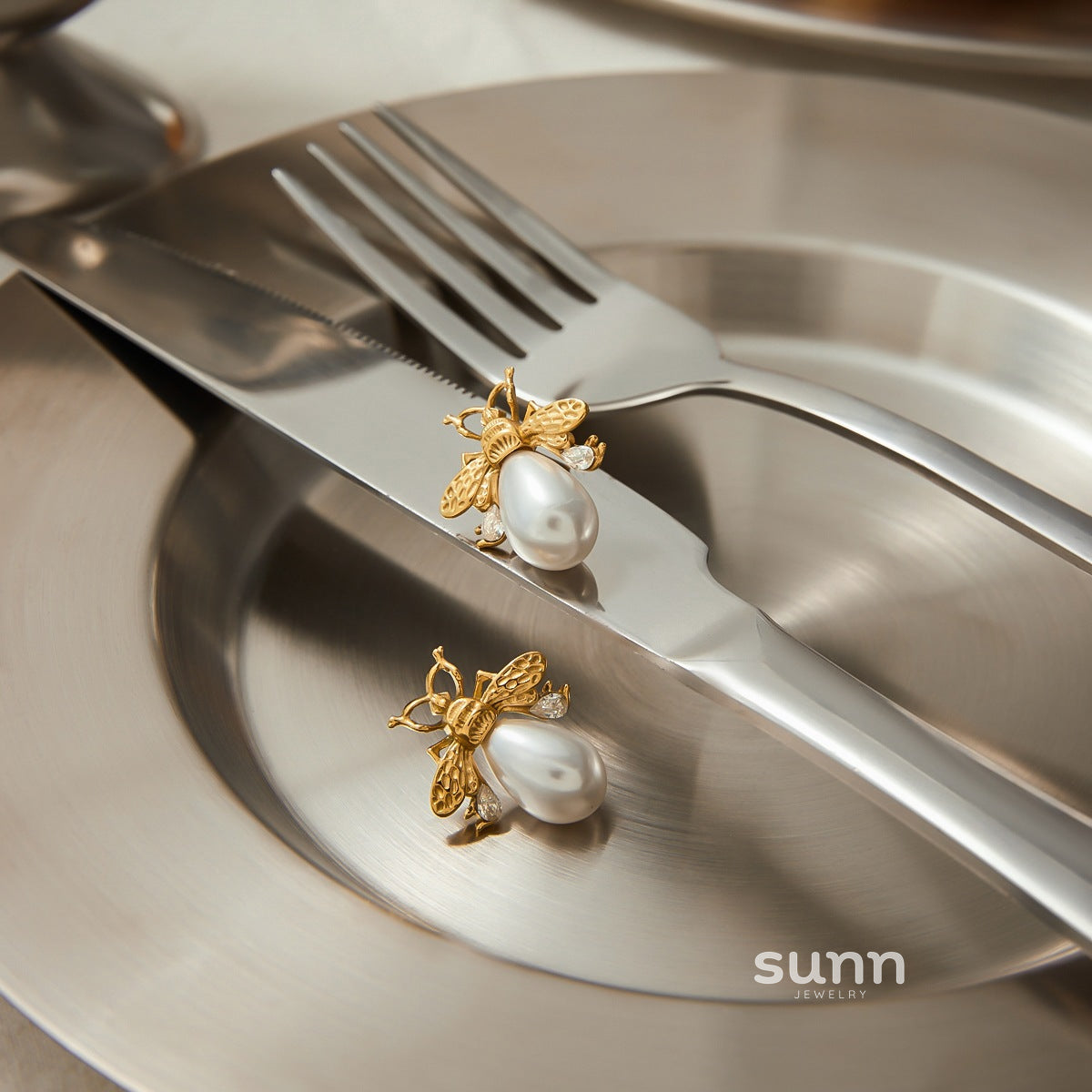 Honey Geometric Pearl Earrings [WOML4NBB]