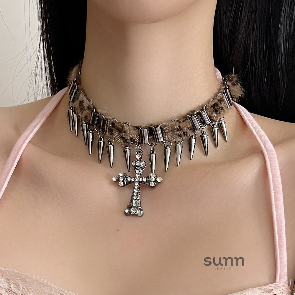 Huda Rivet Cross Choker [ZMFS7QFT]