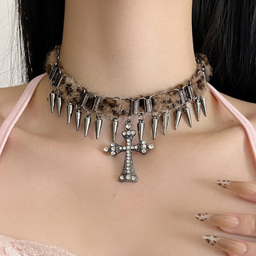 Huda Rivet Cross Choker [5OGRFLWZ]