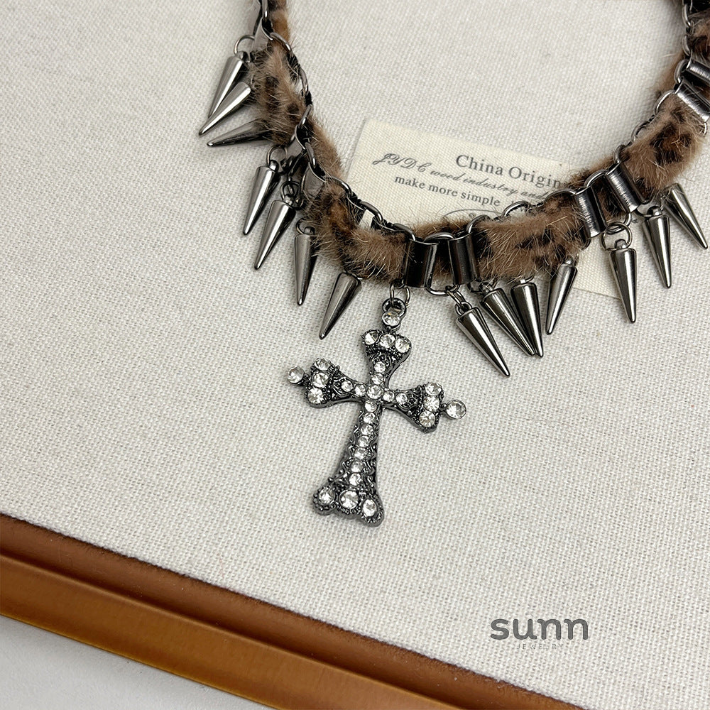 Huda Rivet Cross Choker [461CI95T]