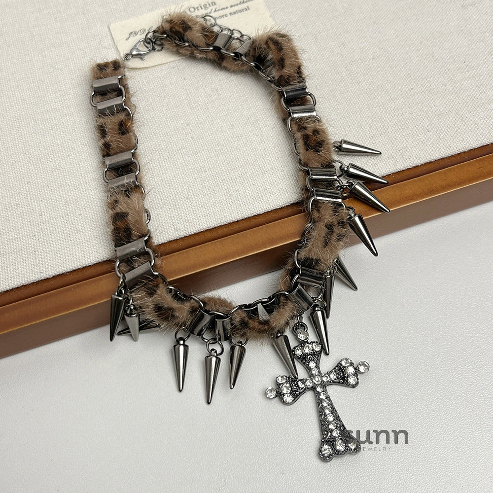 Huda Rivet Cross Choker [73ZZWM4N]