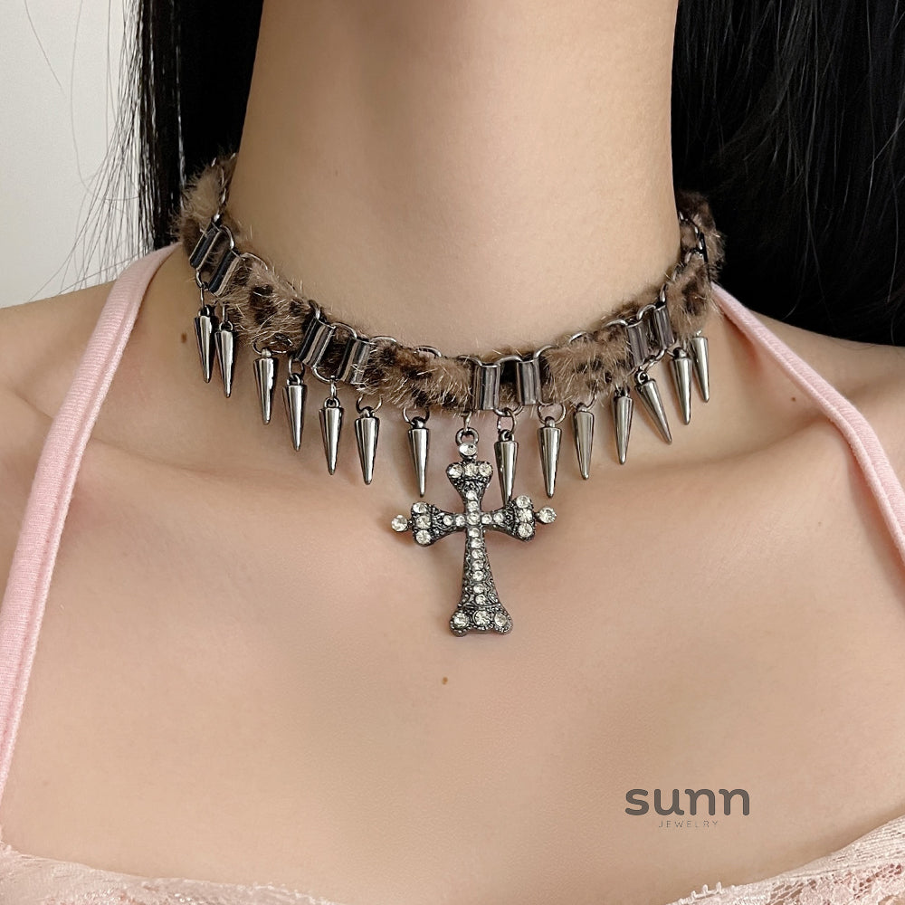 Huda Rivet Cross Choker [C6UE56KP]