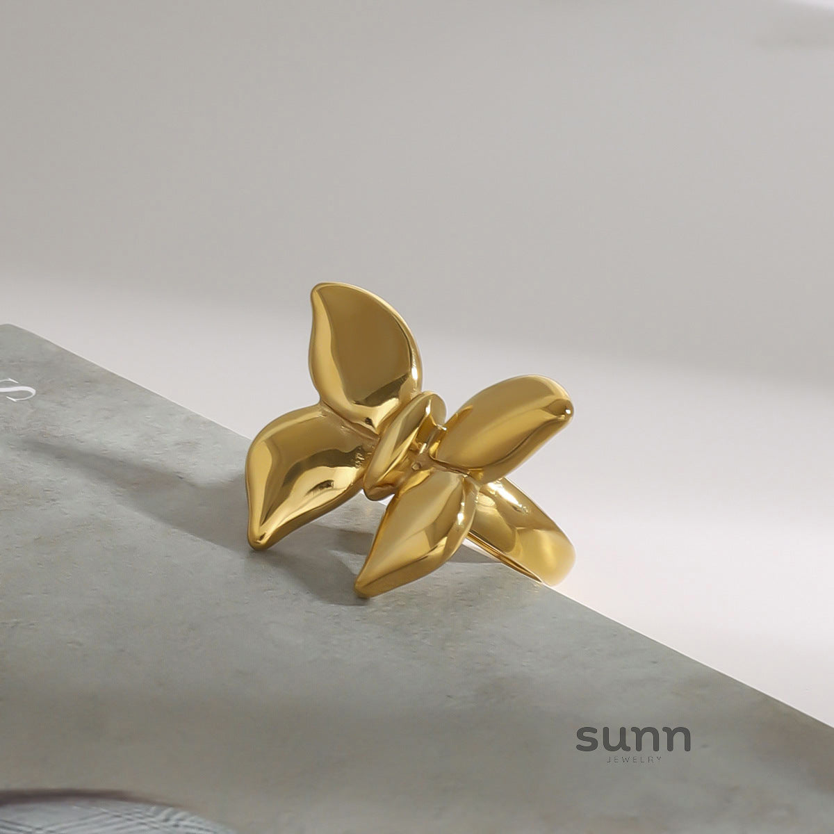 Huntley Butterfly Titanium Ring [ULXXE2VA]