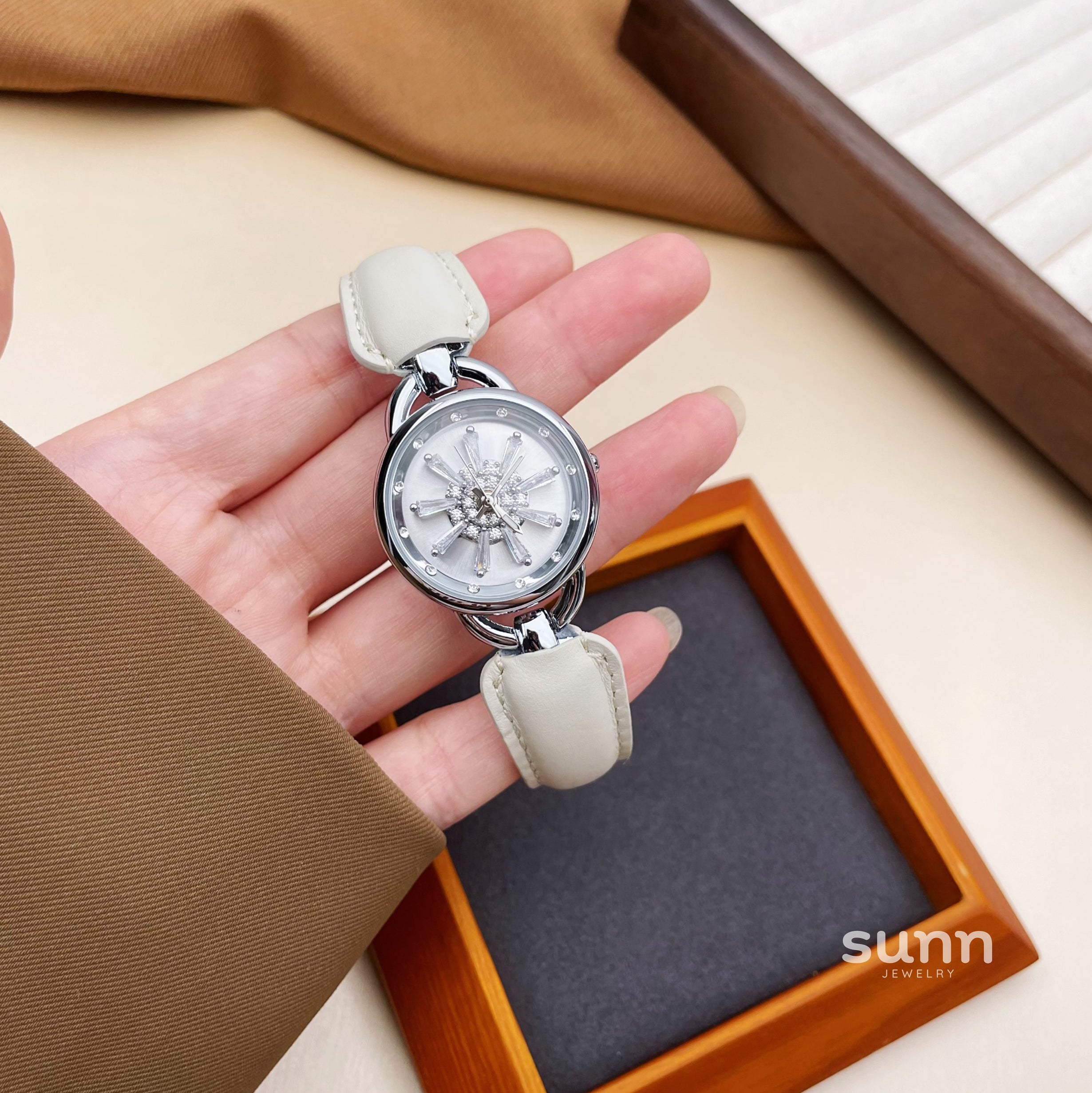 Inaya Rotating Snowflake Watch