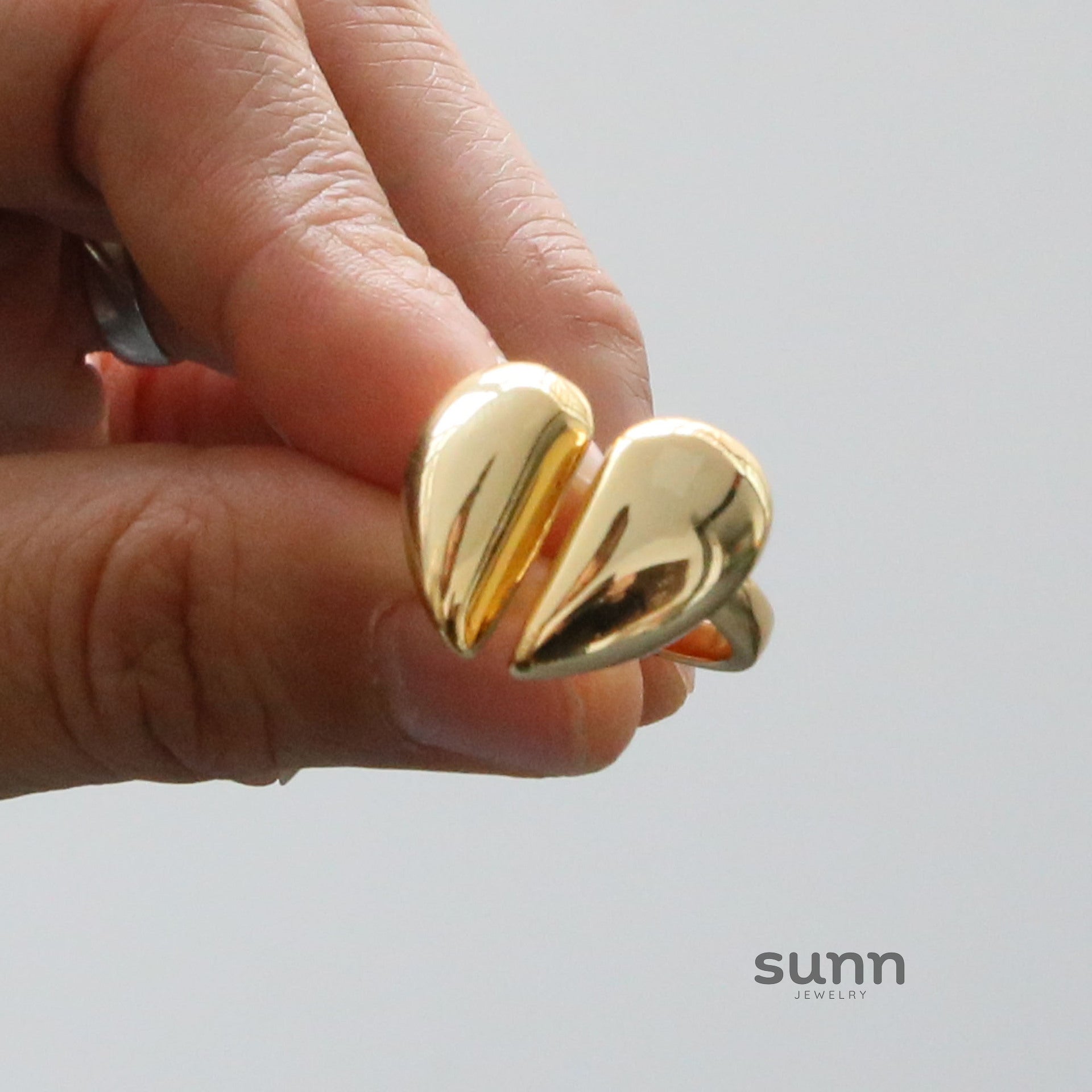 Indira Pearl Initial Ring [LGO5WJUP]