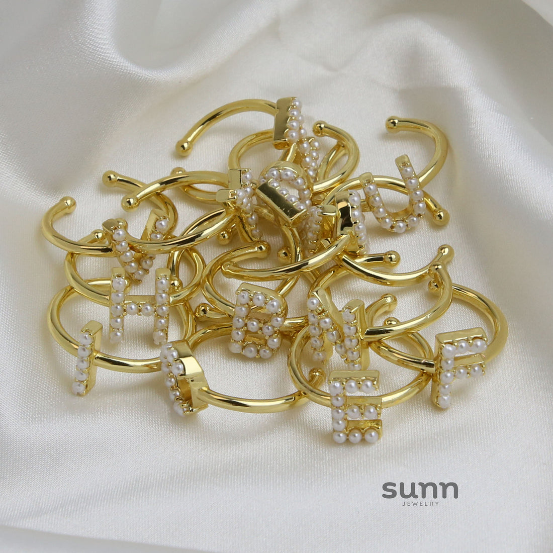 Indira Pearl Initial Ring [RXPFLU2F]