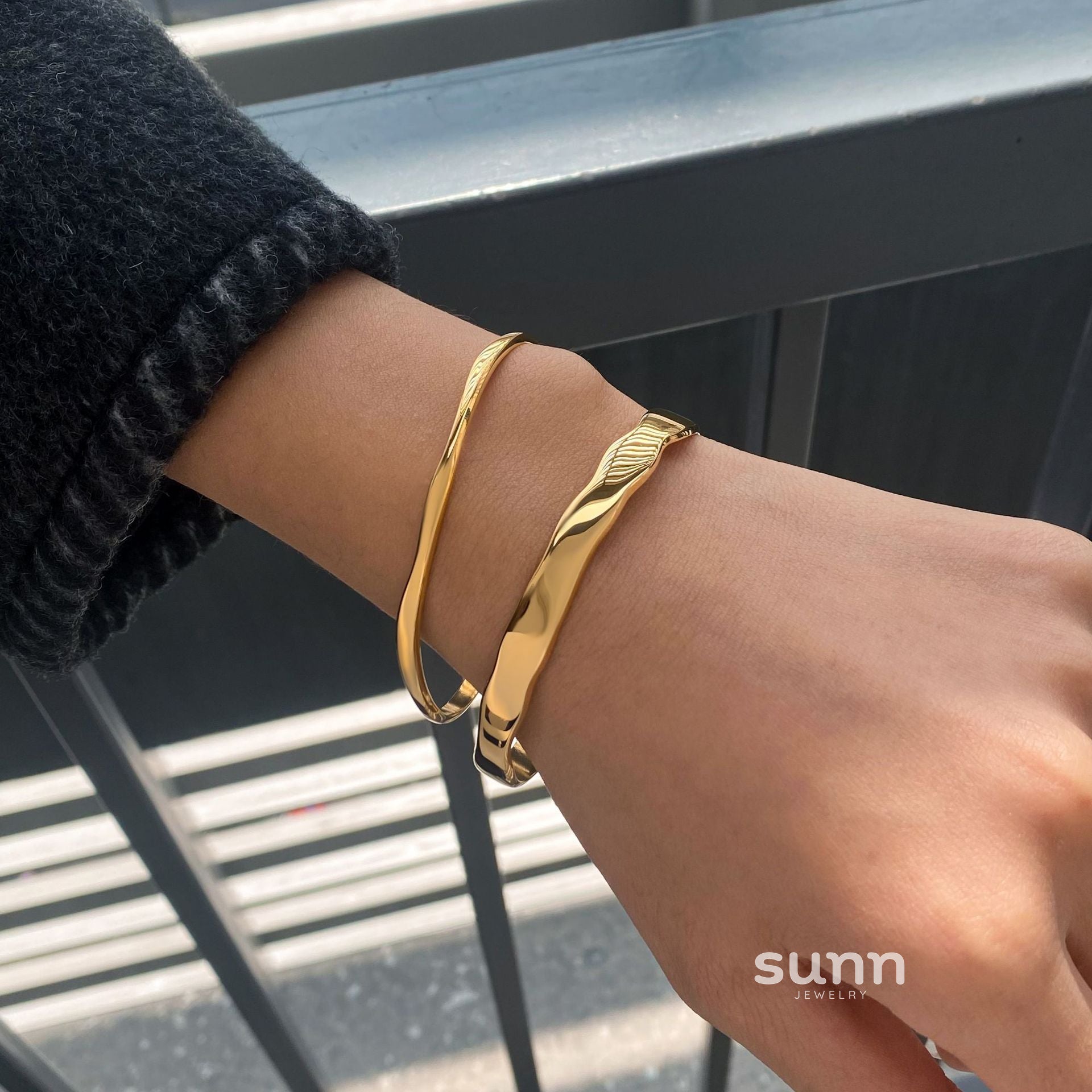 Indy Sleek Bangle Bracelet [BCR4DG6M]