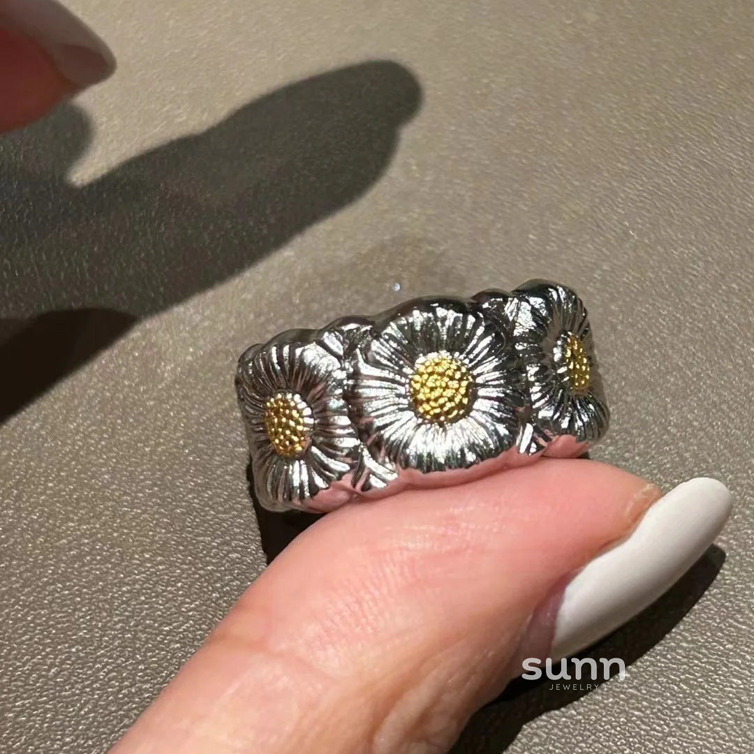 Iona Two-Tone Daisy Ring [BUCML88J]