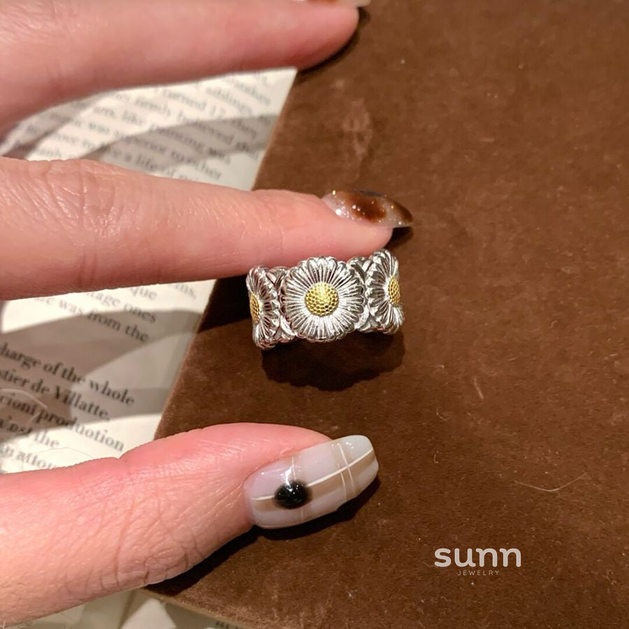 Iona Two-Tone Daisy Ring [8NUGCAFT]