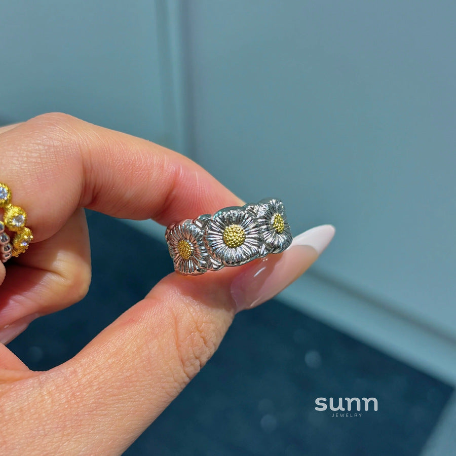 Iona Two-Tone Daisy Ring [WYM1MRA2]