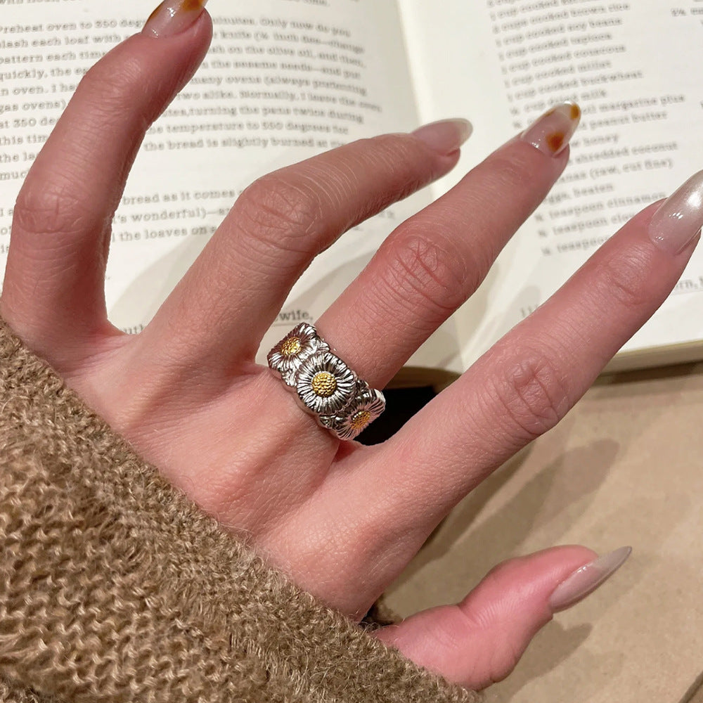Iona Two-Tone Daisy Ring [8NUGCAFT]