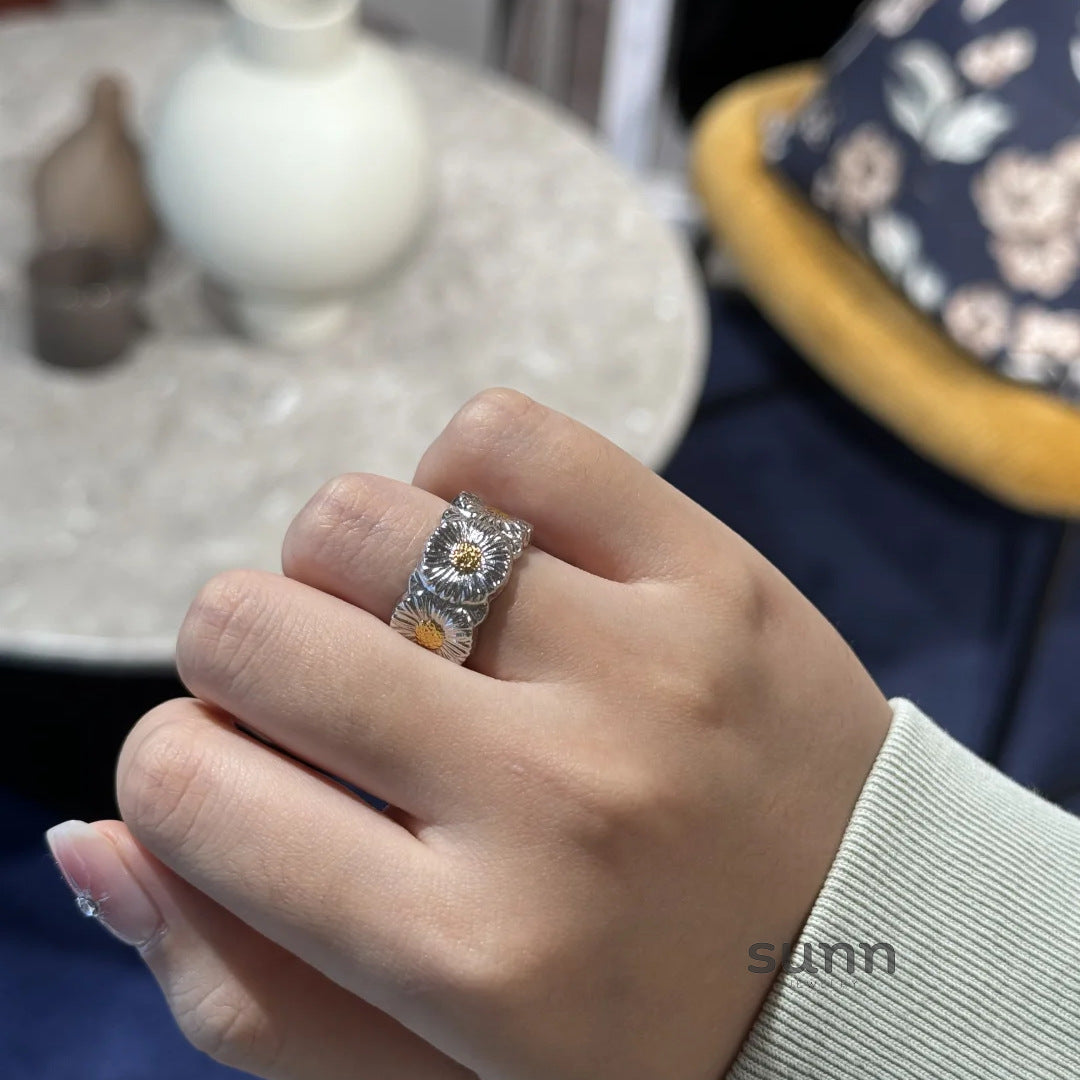 Iona Two-Tone Daisy Ring [77NCHFAK]