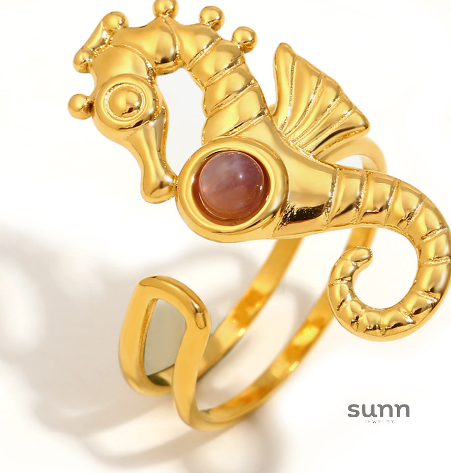 Isabel Gold Seahorse Ring [2DNAESZ9]