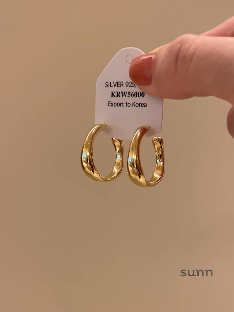 Isabellah Asymmetrical C-Hoop Earrings [EML4XCOY]