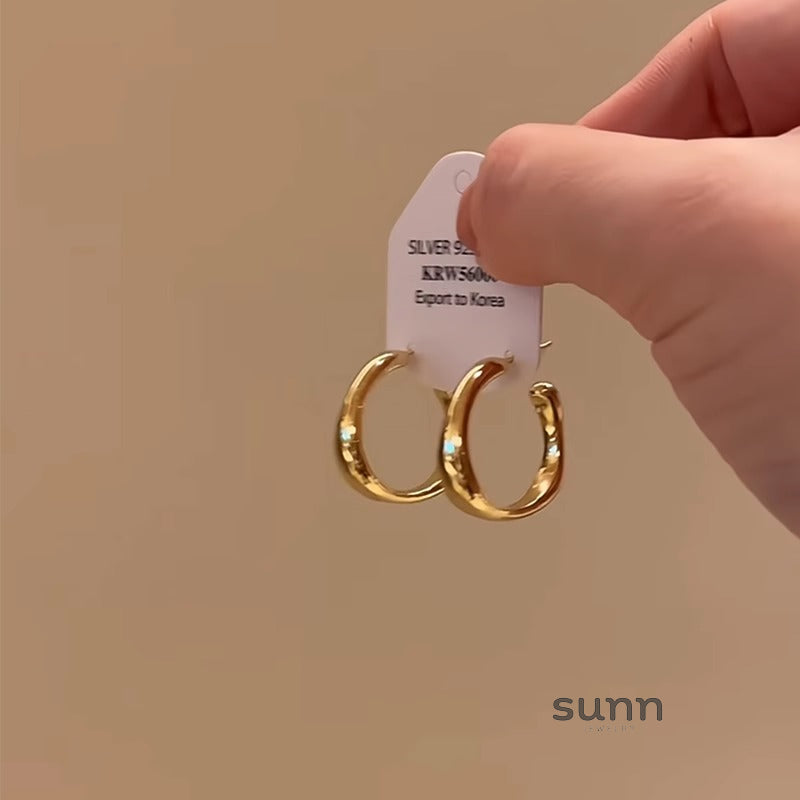 Isabellah Asymmetrical C-Hoop Earrings [KWDV3LHK]