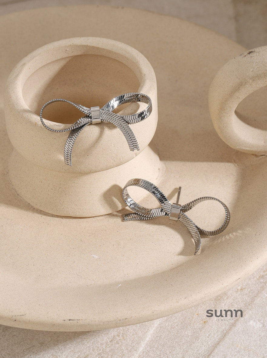 Isadora Gold Bow Dangle Earrings [PYHUHTNL]