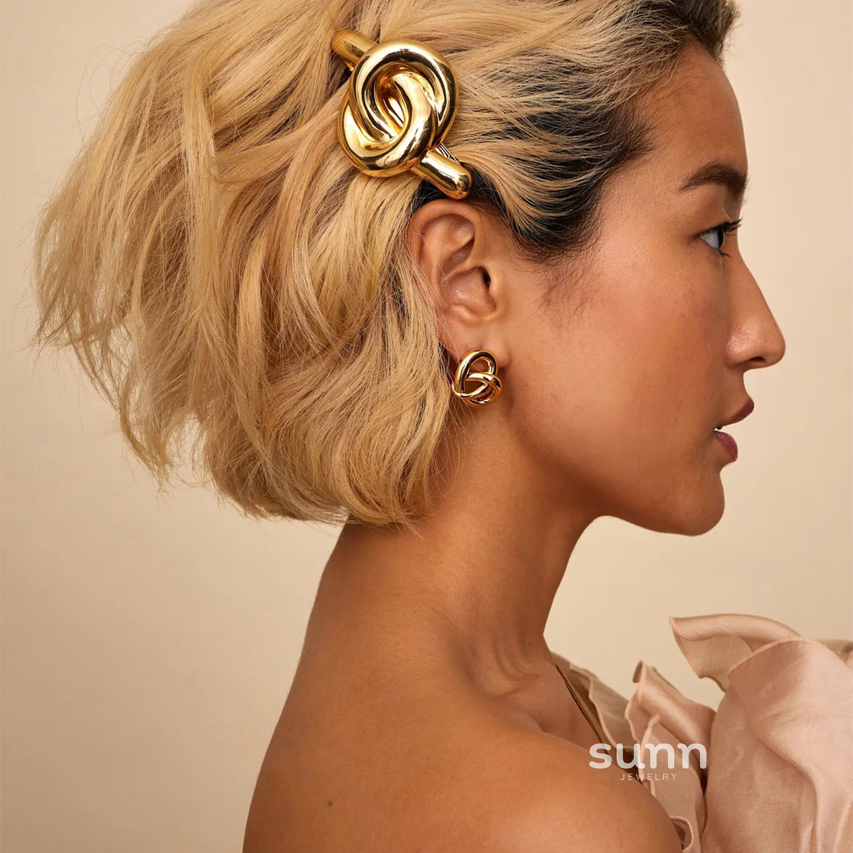 Issabella Square Stud Earrings [H18AK38Z]