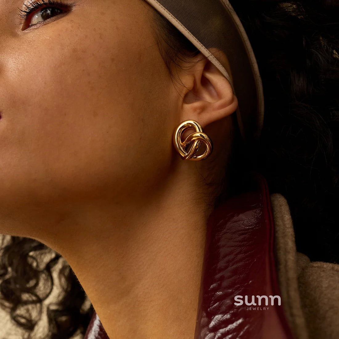 Issabella Square Stud Earrings [A3VY5NRW]