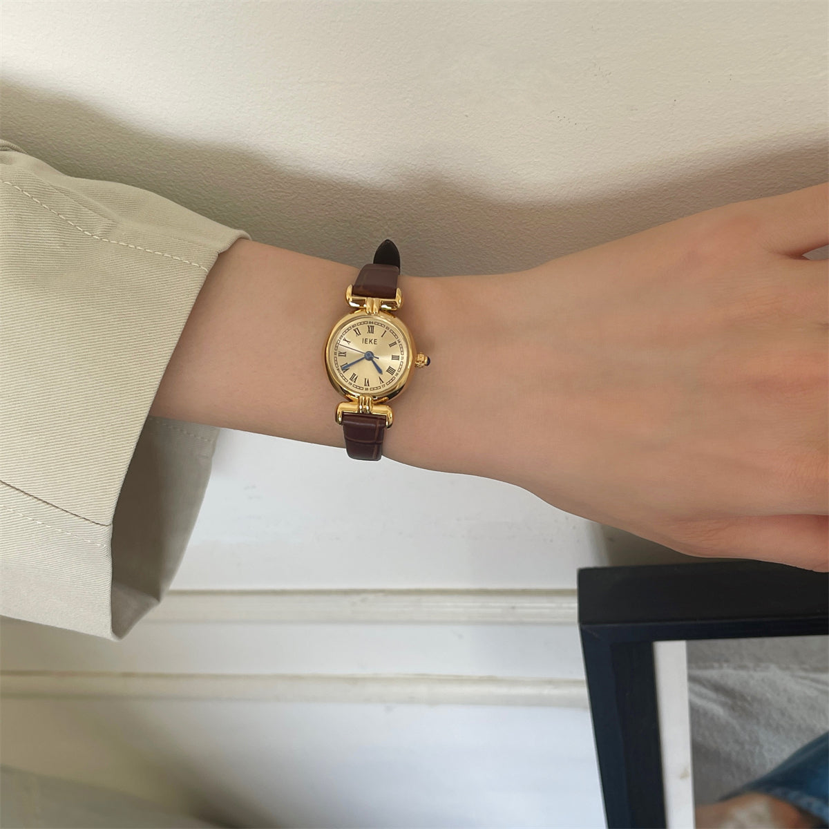 Itzel Retro Round Watch [YZERETEH]