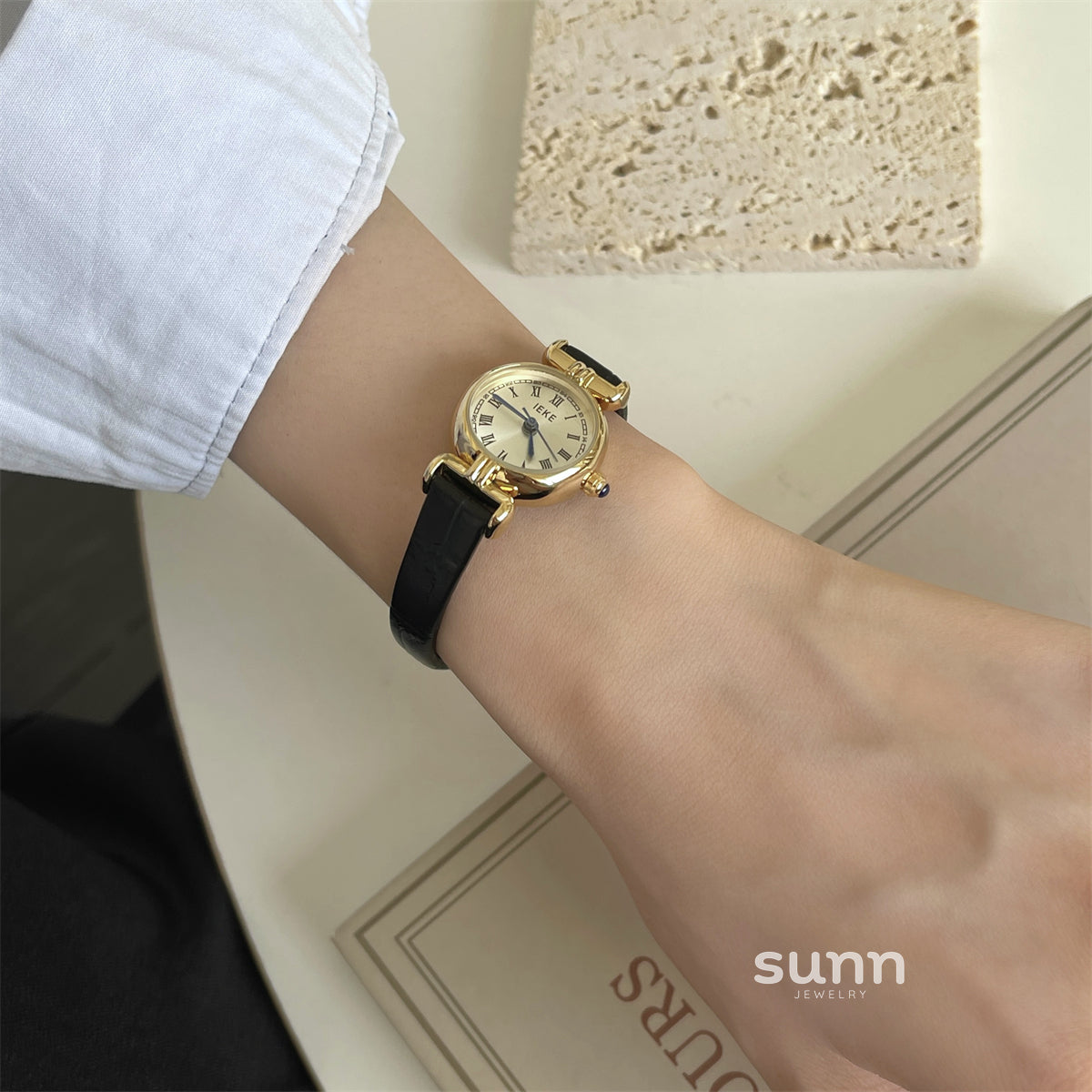 Itzel Retro Round Watch [25UOHYKX]