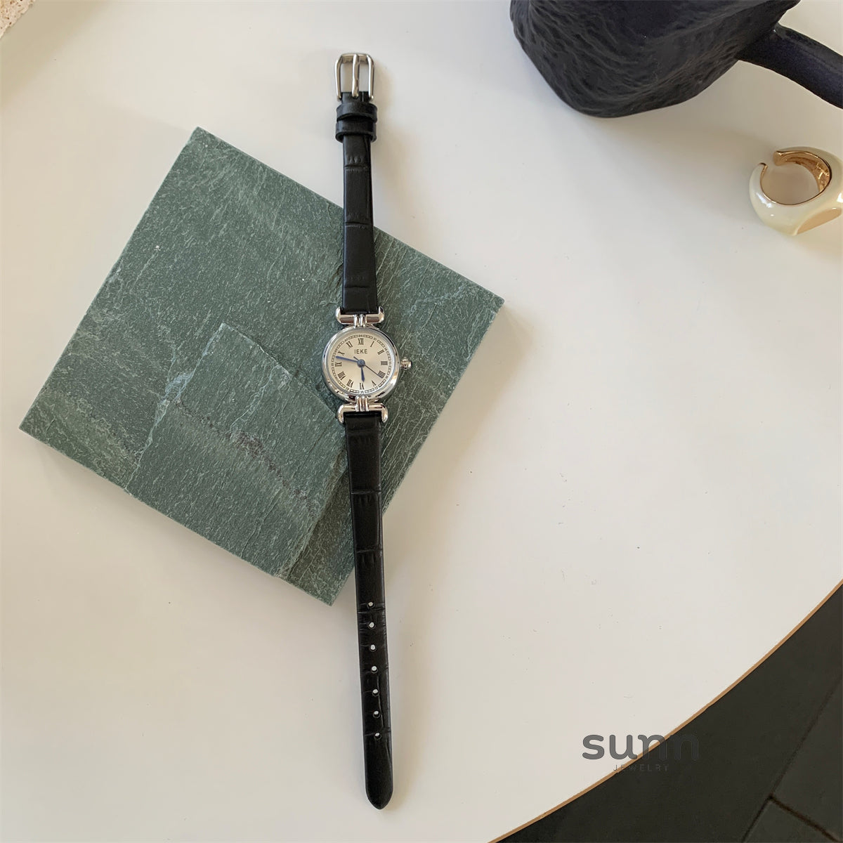 Itzel Retro Round Watch [GGFRKNN5]