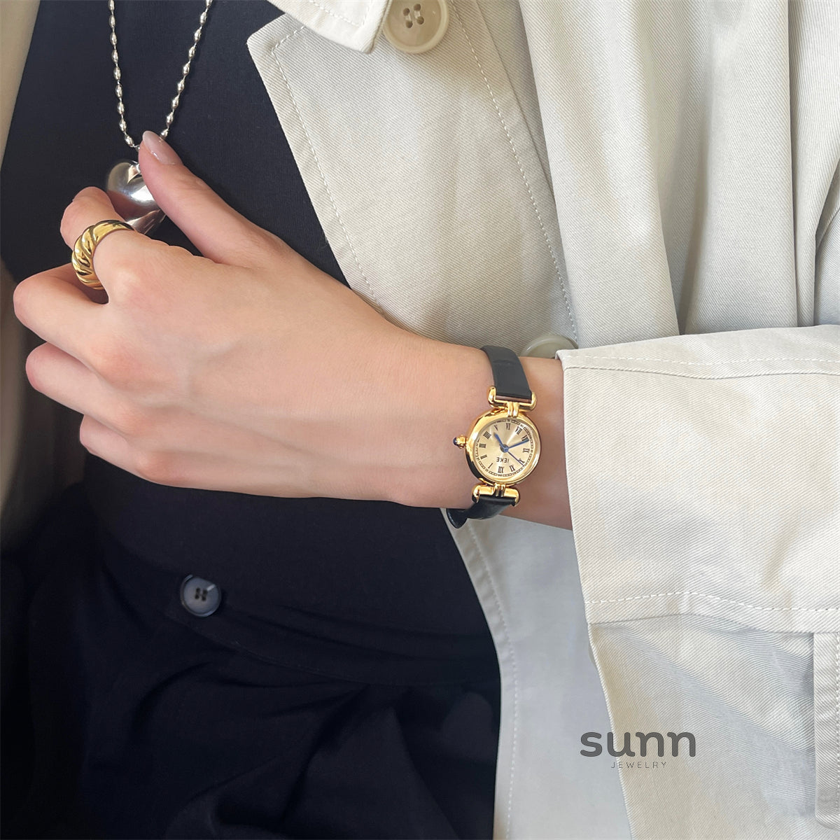Itzel Retro Round Watch [J42NJZ2H]