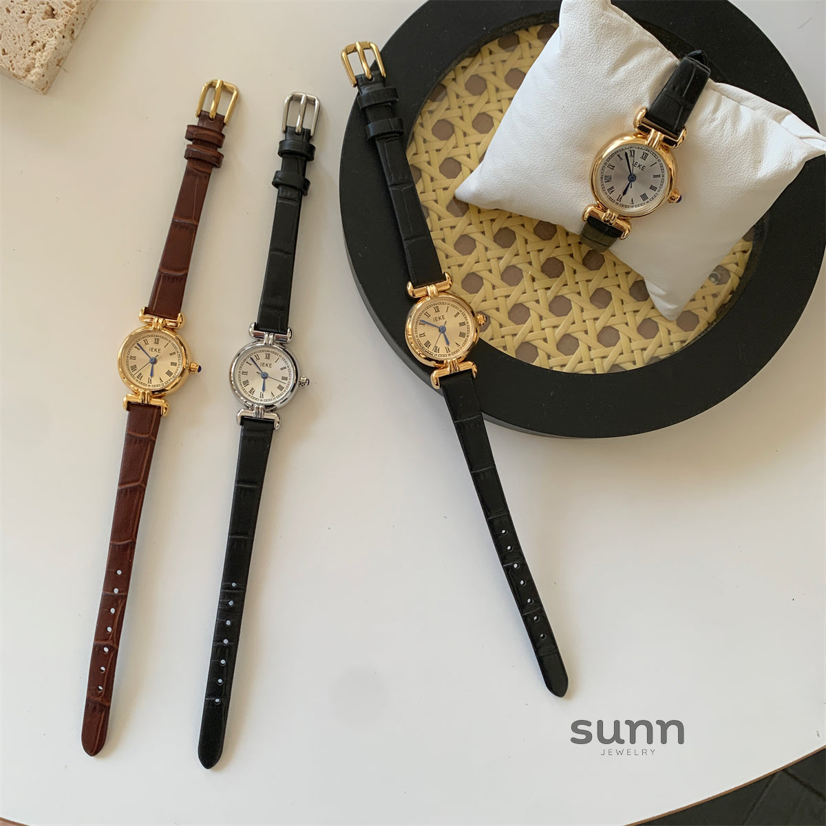 Itzel Retro Round Watch [VZ9CDKZA]