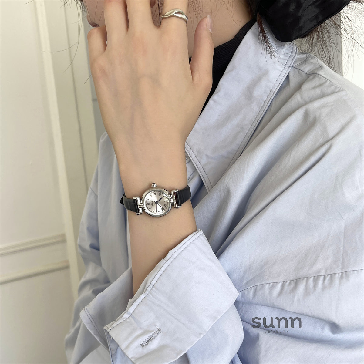 Itzel Retro Round Watch [8ITOQXM3]