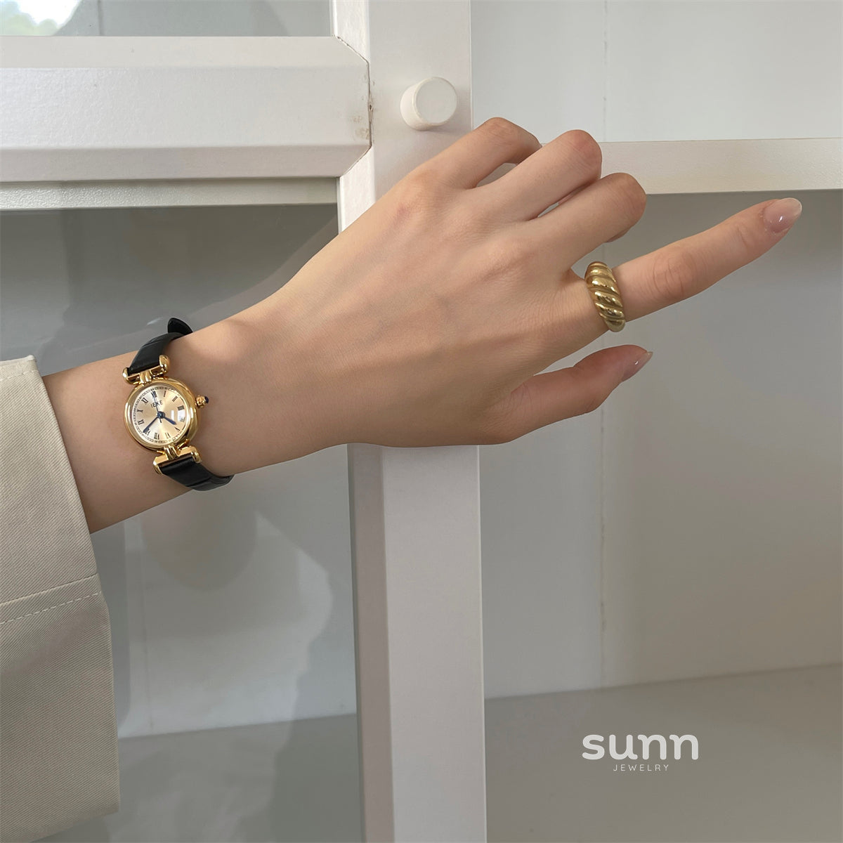 Itzel Retro Round Watch [GGT05N7K]