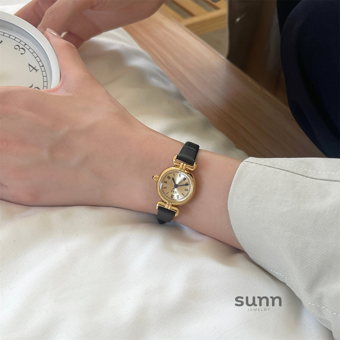 Itzel Retro Round Watch [YZERETEH]