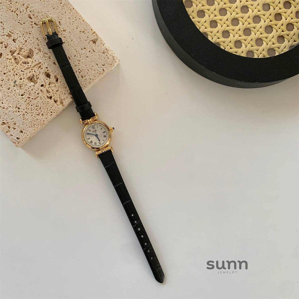 Itzel Retro Round Watch [05OXIQRB]