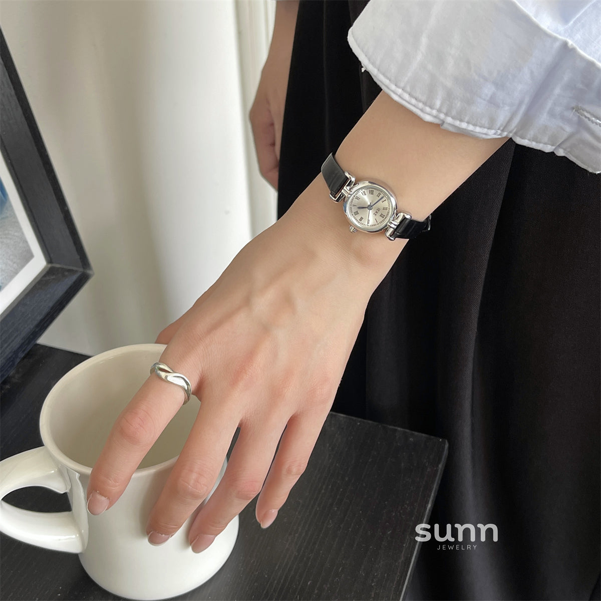 Itzel Retro Round Watch [PVS90DNC]