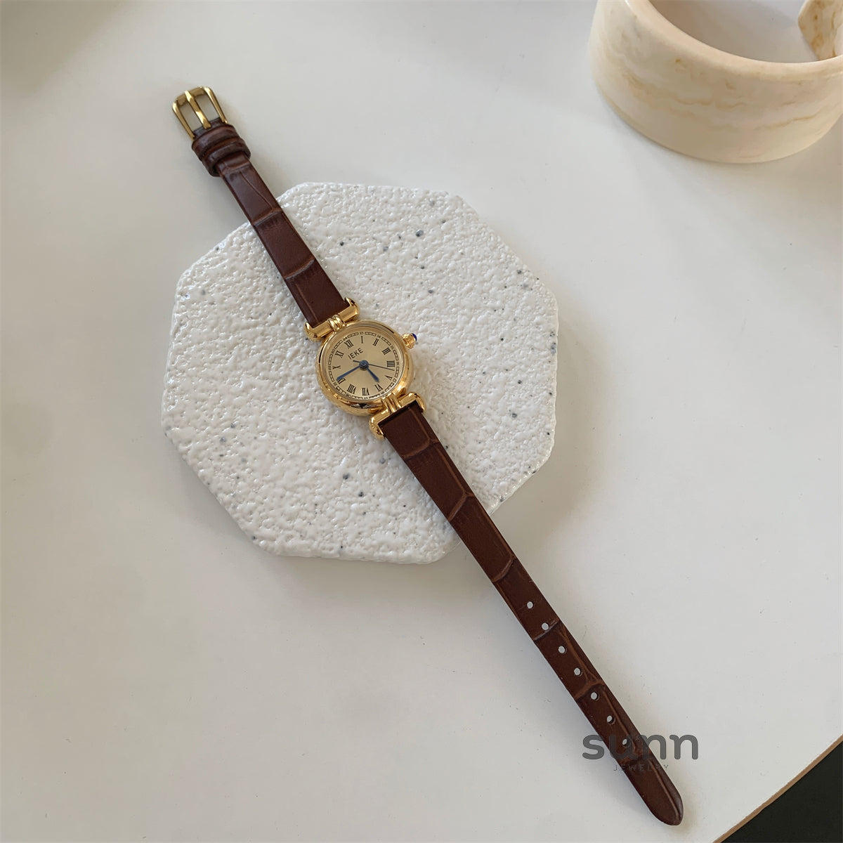 Itzel Retro Round Watch [HE6TEZ1H]