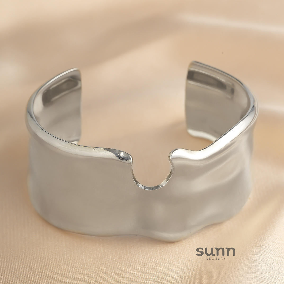 Ivey Asymmetrical Heart Bracelet [5ZXRL59V]