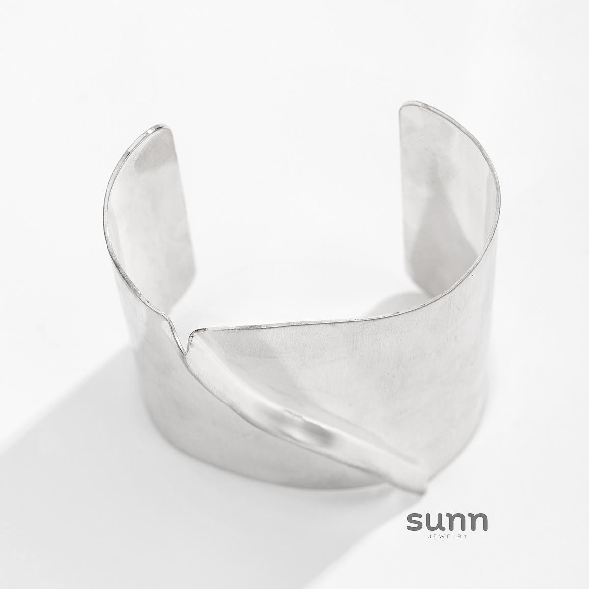 Iyanna Sculpted Metal Cuff [9PH29R9V]