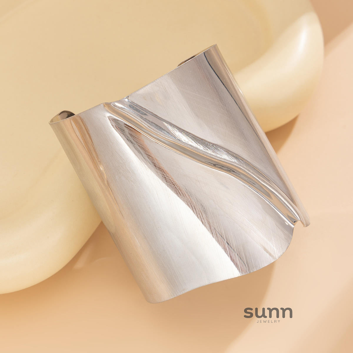 Iyanna Sculpted Metal Cuff [AIWWQ9P5]