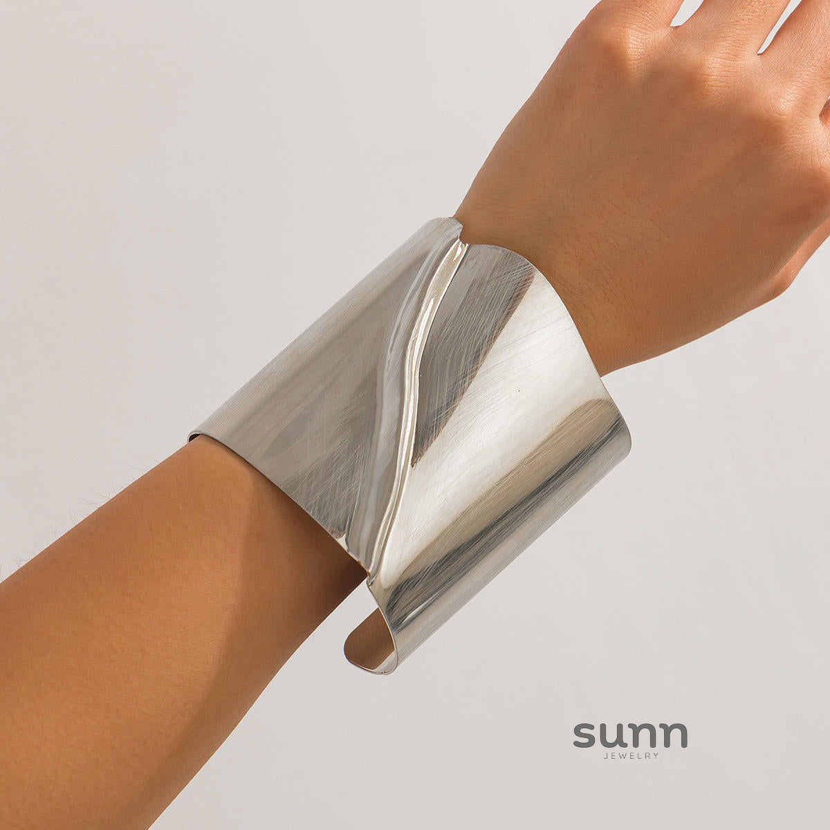 Iyanna Sculpted Metal Cuff [VSYXYWY3]