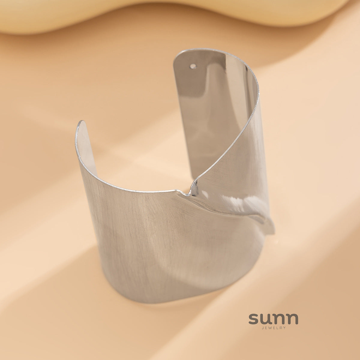 Iyanna Sculpted Metal Cuff [L18PJ3GJ]
